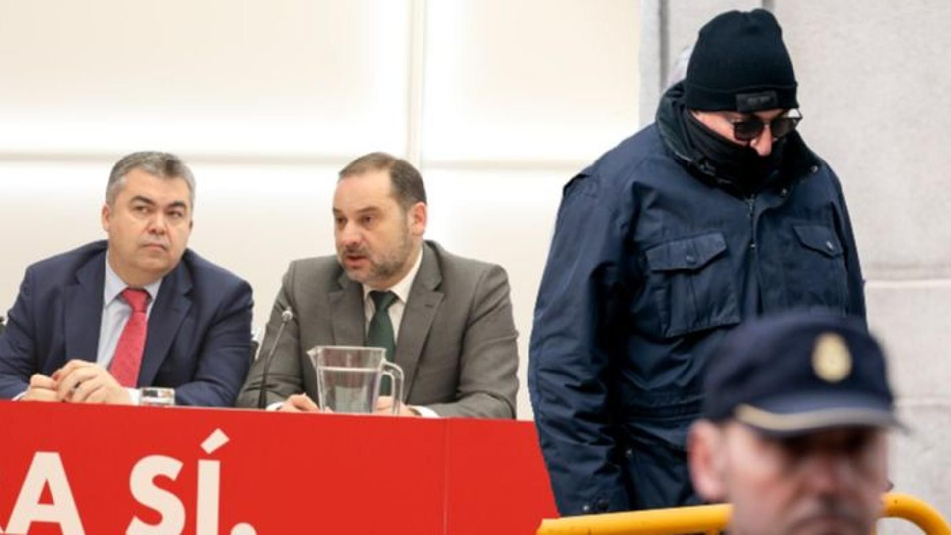 El Gobierno trata de contener a los grupos que le respaldan y limita la corrupción a la trama de Ábalos, Cerdán y Koldo