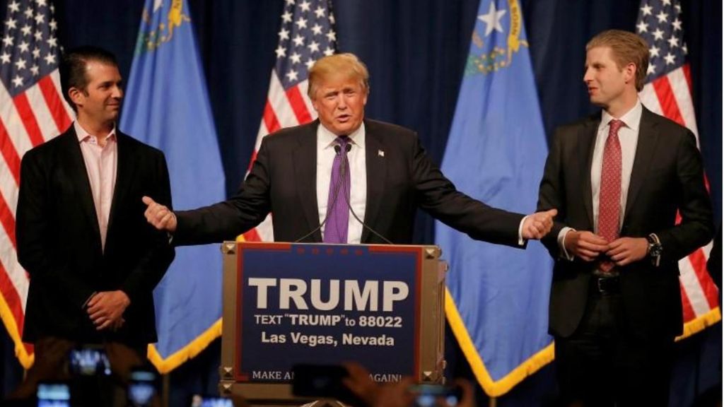 El presidente de EEUU junto a sus hijos empresarios, Eric Trump y Donald Trump Jr