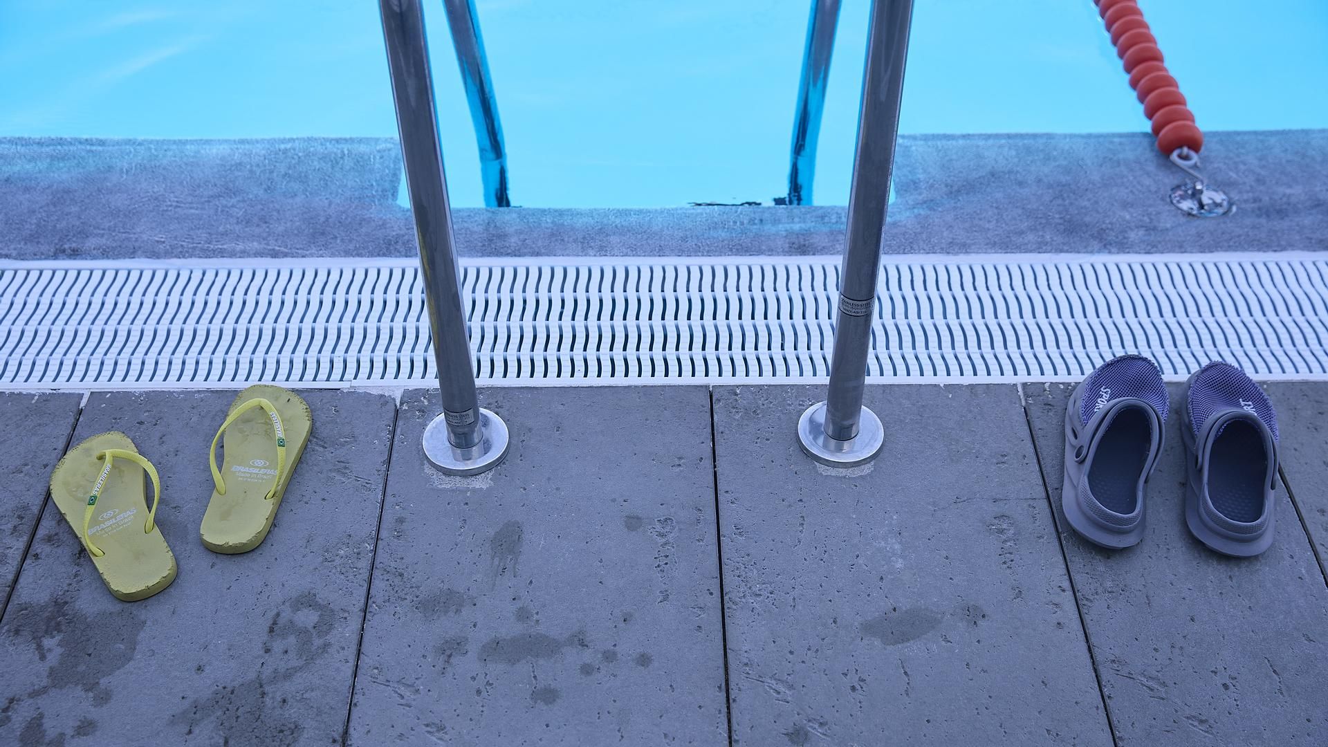 EuropaPress 6755916 chanclas zuecos piscina centro deportivo municipal mistral 28 mayo 2025