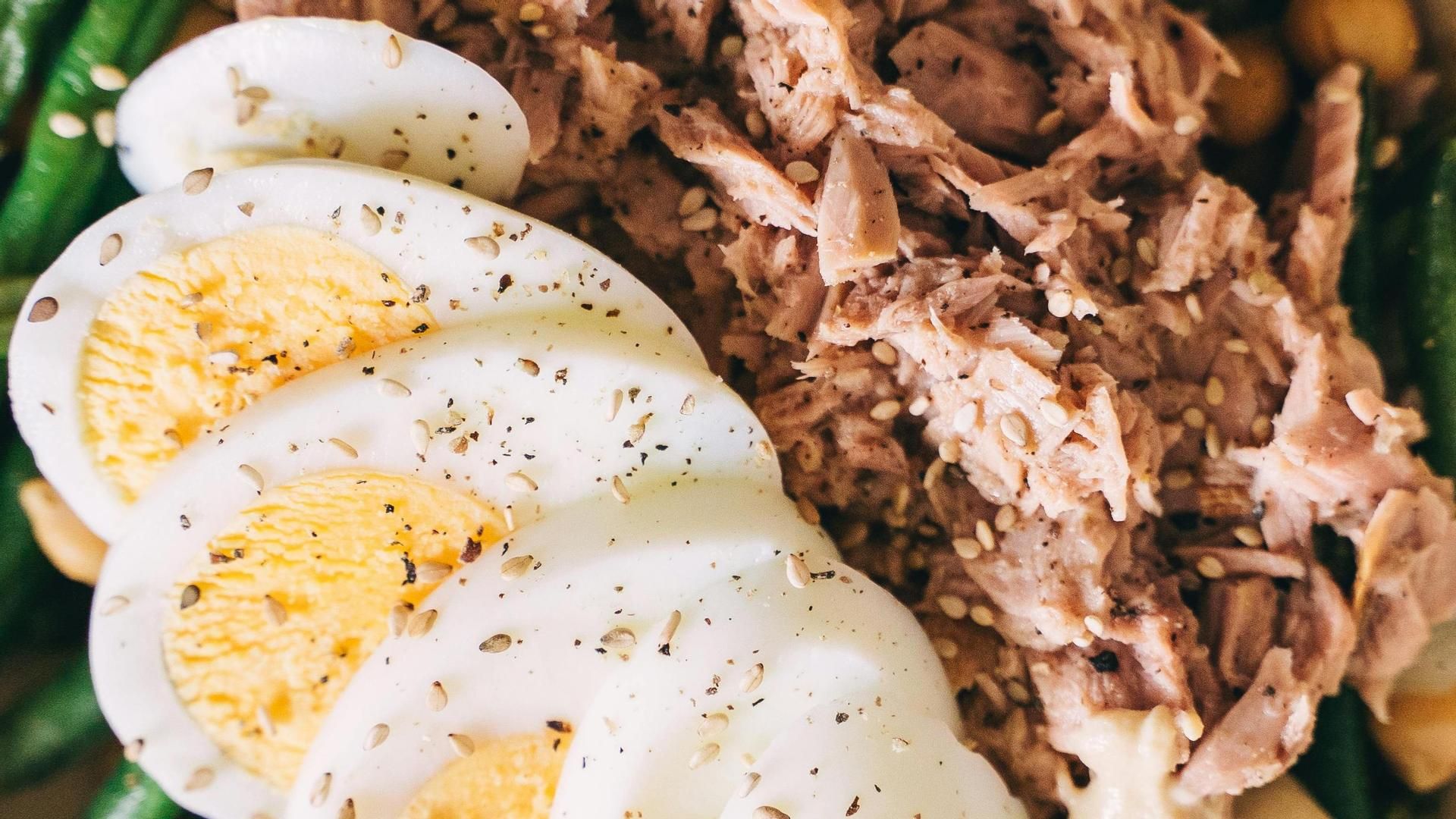 Huevos cocidos y atún