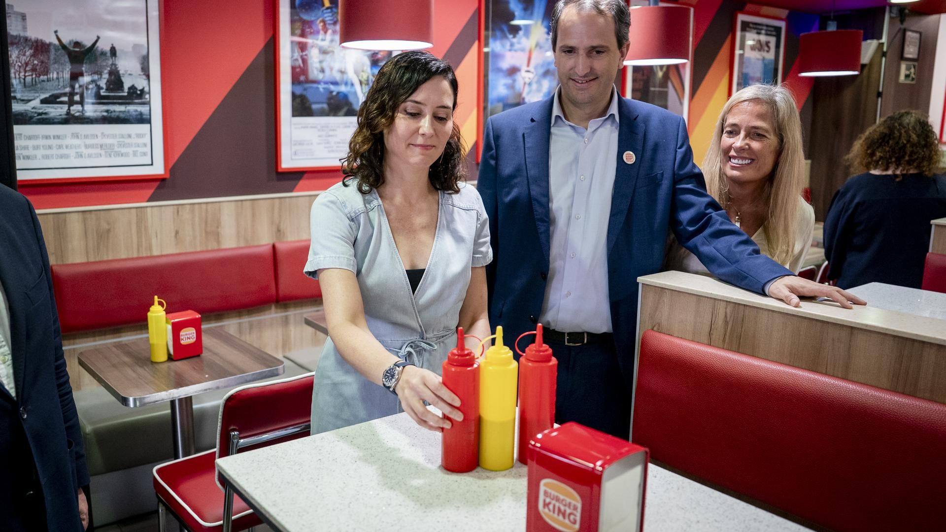 Isabel Díaz Ayuso, en uno de los restaurantes de la cadena de restauración