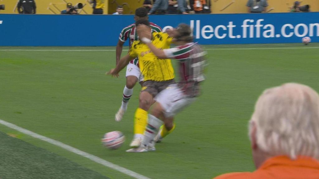 Jobe Bellingham debuta, sale pasado de vueltas y su primera acción es un plantillazo al límite