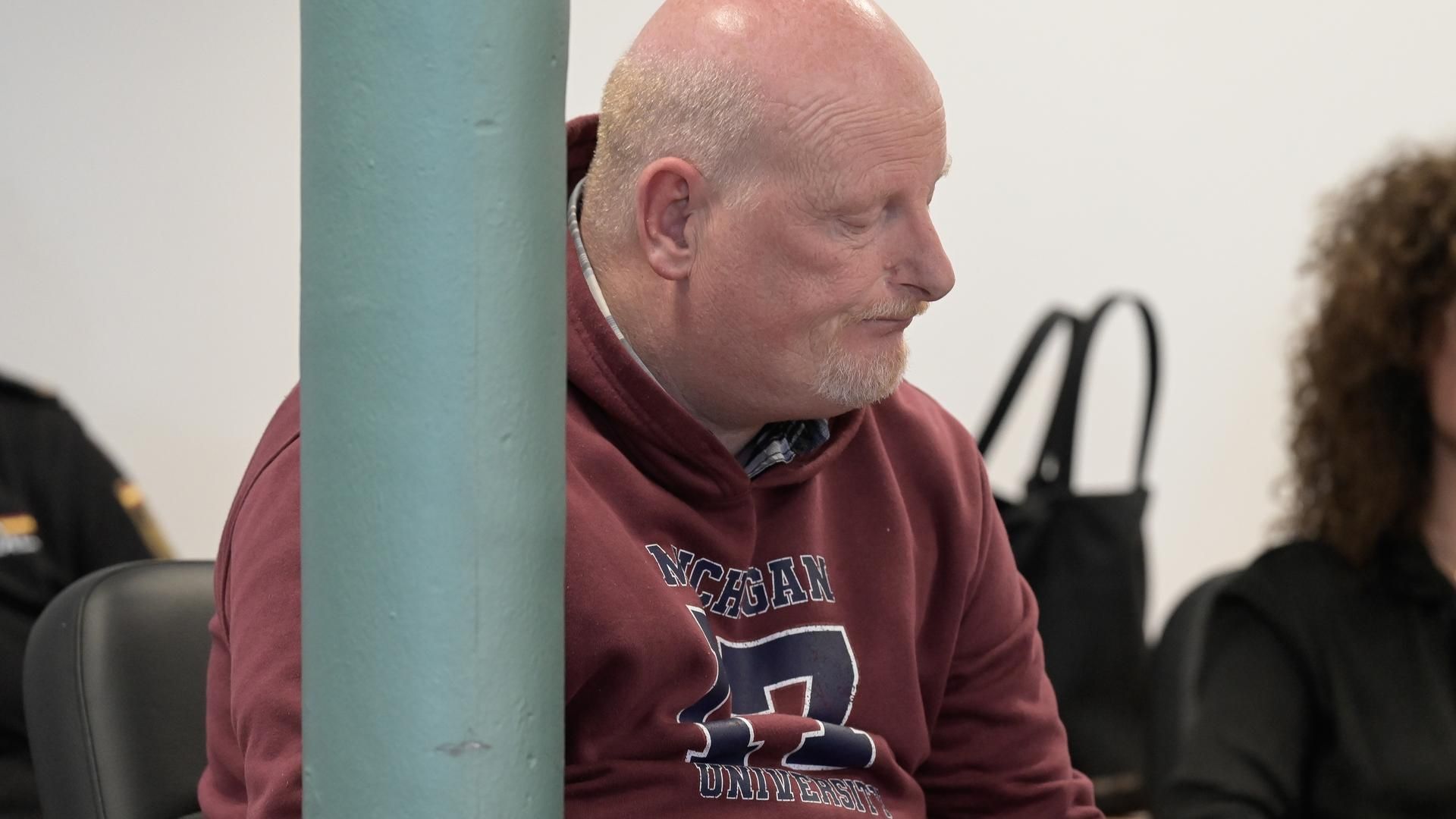 Juicio por el crimen de Elisa Abruñedo: el acusado no mira ni a los hijos de la víctima ni a los testigos y se niega a declarar