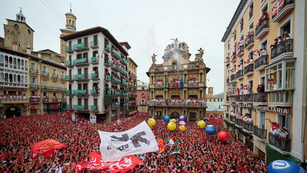 La ciudad española de Pamplona se convierte en la capital mundial de la fiesta con el lanzamiento del chupinazo que da inicio a los Sanfermines 2024