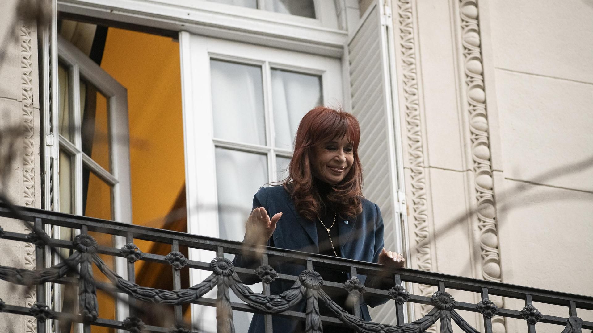 La expresidenta de Argentina Cristina Fernández de Kirchner saluda a sus simpatizantes desde el balcón de su residencia en Buenos Aires