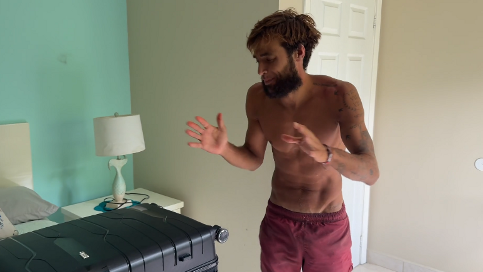 La felicidad de Montoya al recuperar su maleta: “Esto huele a algodón de azúcar”