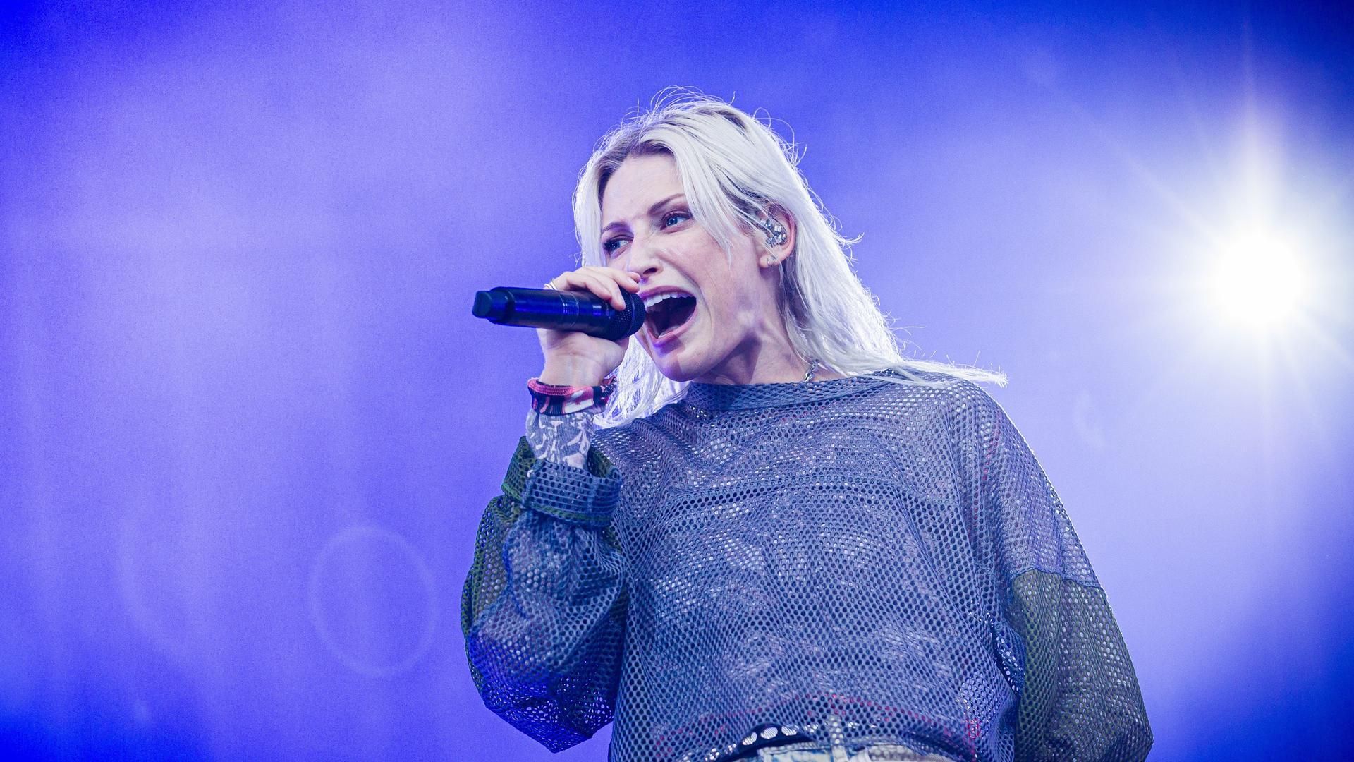 La nueva vocalista del grupo Emily Armstrong durante un concierto en Alemania.