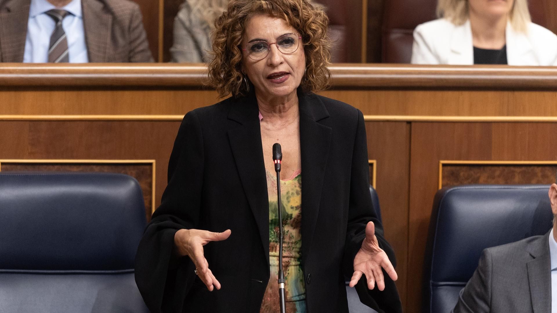 La vicepresidenta primera y ministra de Hacienda, María Jesús Montero, interviene durante una sesión de control al Gobierno, en el Congreso de los Diputados, a 9 de abril de 2025, en Madrid (España).