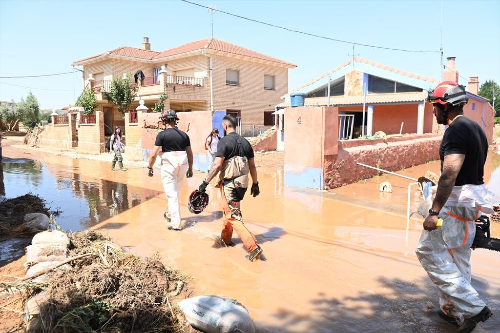 Más de un centenar de efectivos de la UME limpian escombros en los pueblos aragoneses afectados por las lluvias