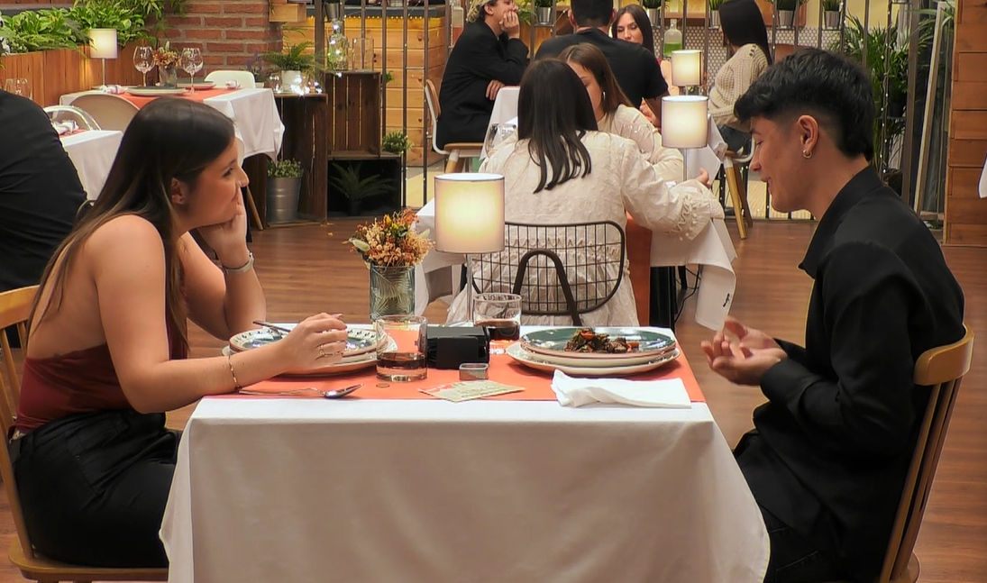 Naira y Óscar no comparten gustos musicales, pero se gustan nada más verse en 'First Dates'