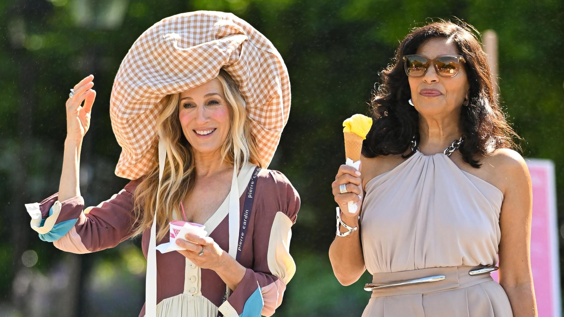 Sarah Jessica Parker y Sarita Choudhury prueban un famoso helado de Nueva York en 'And just like that...'