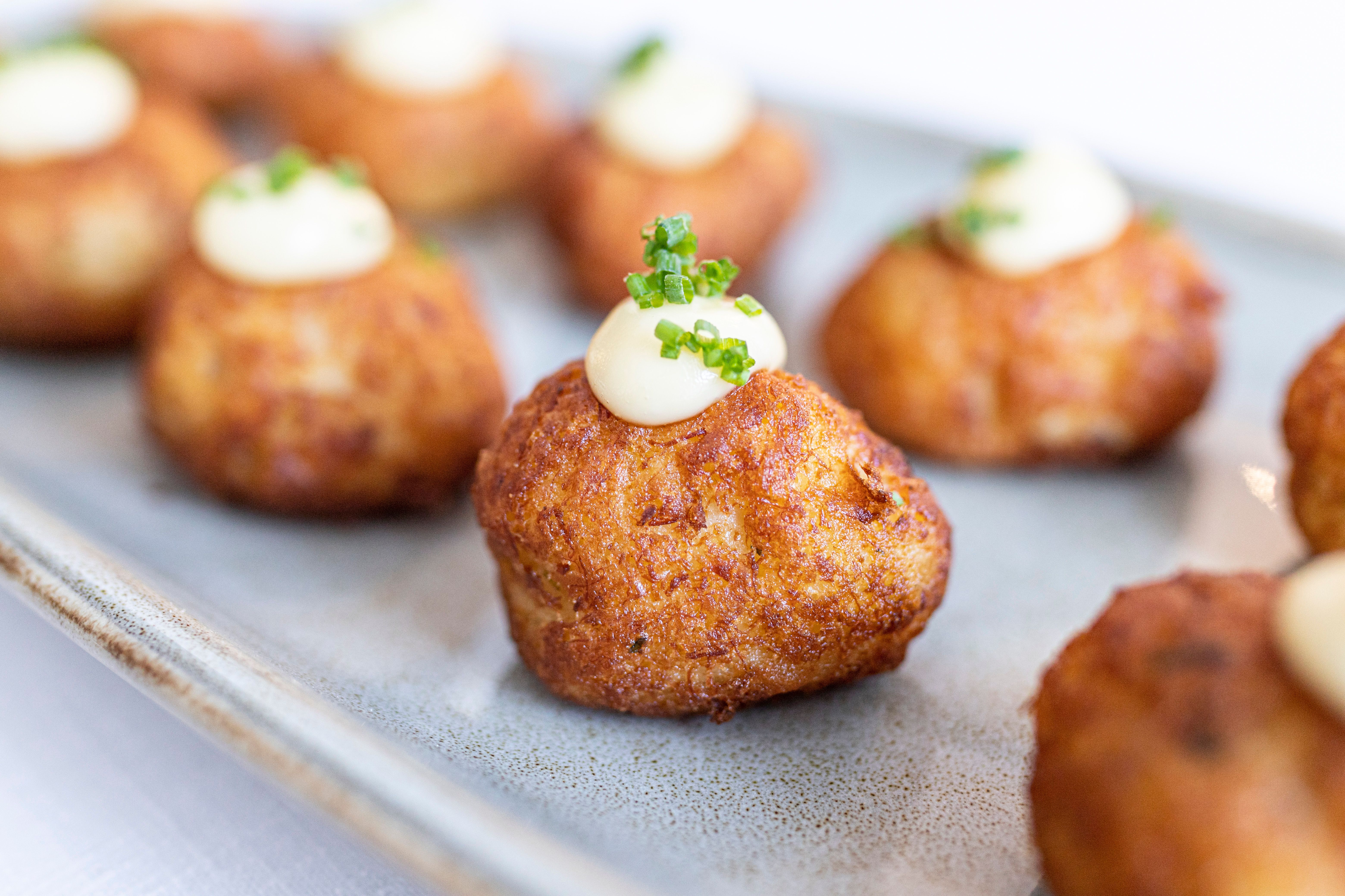Buñuelos de bacalao con alioli del chef Saúl Sanz