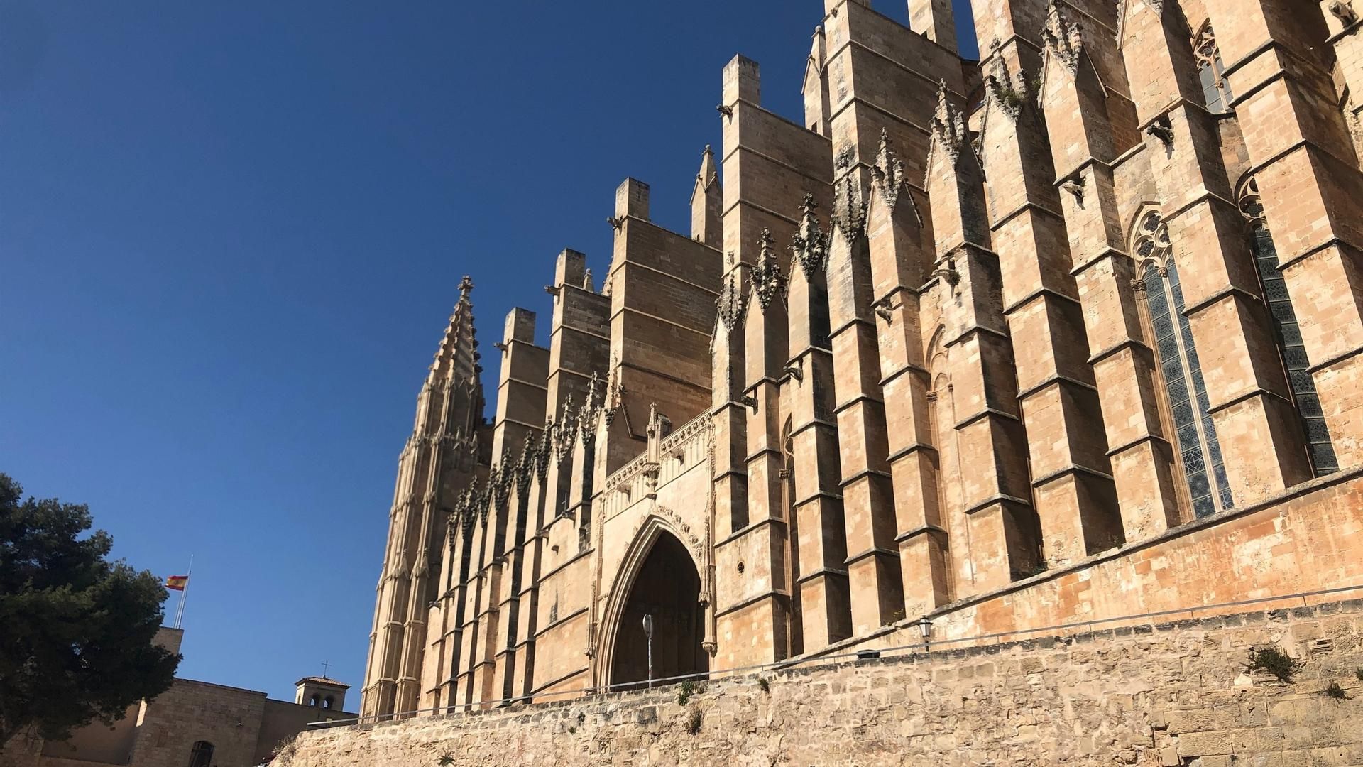 Un hombre de 75 años ha muerto al caer desde la muralla de la Catedral de Mallorca