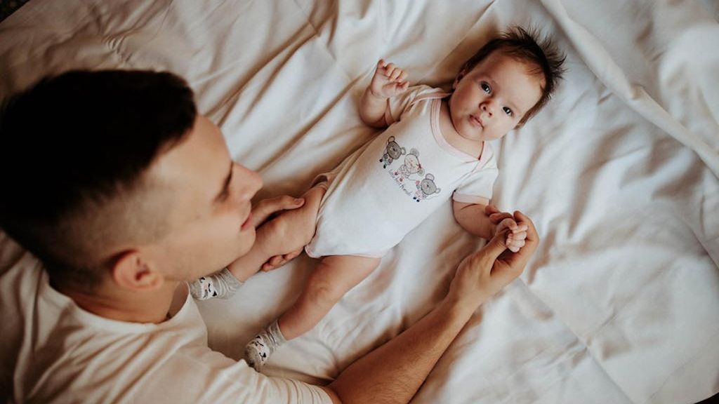 Un padre y su bebé