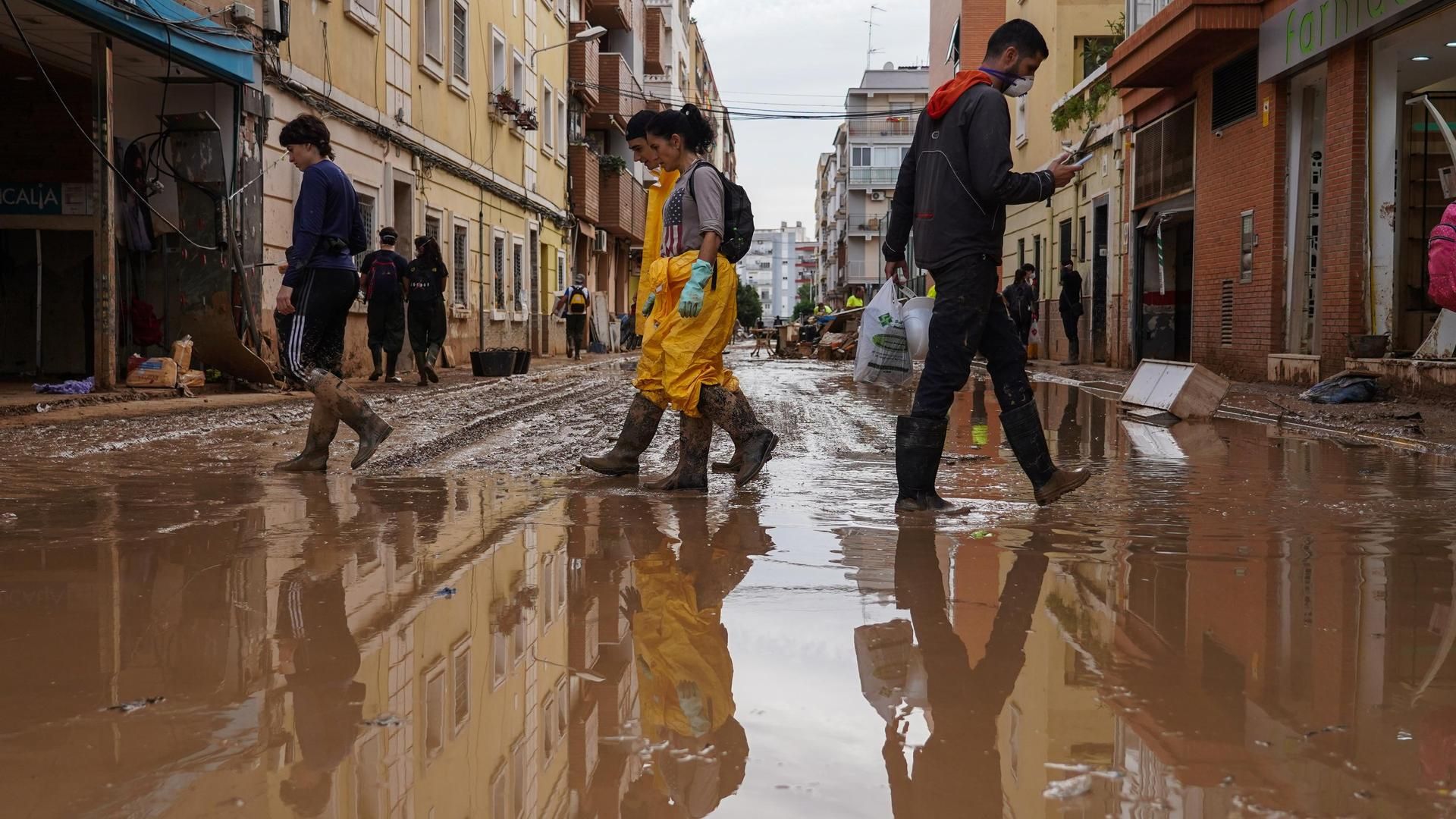Varias personas colaboran en la limpieza de Paiporta, en Valencia