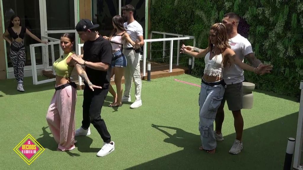 El reto semanal: Los vecinos sacan su lado más sensual bailando bachata Los vecinos de la casa de al lado Temporada 2 Top Vídeos 1763