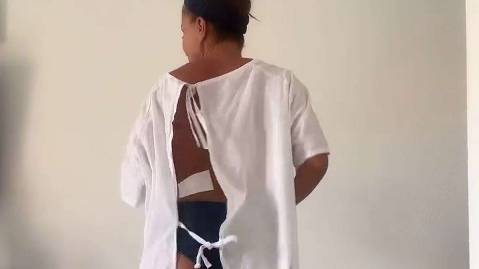 Yaiza Martín, en el hospital, con camisón médico y un apósito en el costado