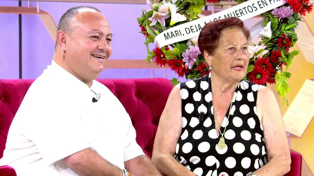 Un invitado exige a su amiga que pare de asistir a los funerales de personas desconocidas: "Deja a los muertos en paz"