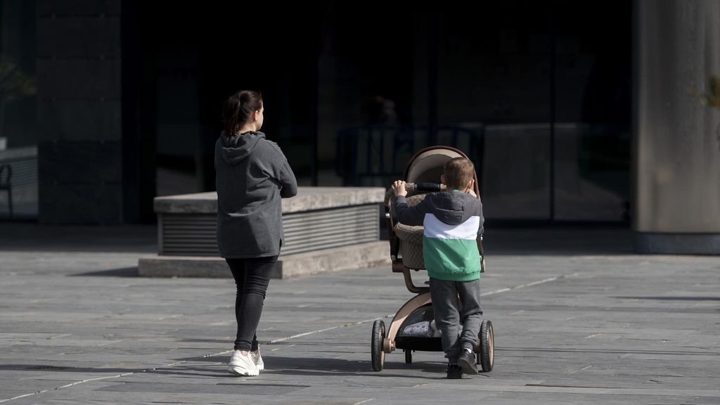 Archivo - Una madre y un niño con un carro de un bebe en el Centro de Recepción, Atención y Derivación (CREADE) de Pozuelo, a 22 de febrero de 2023, en Pozuelo de Alarcón, Madrid (España). Este es el centro donde se han presentado los datos de la acogida