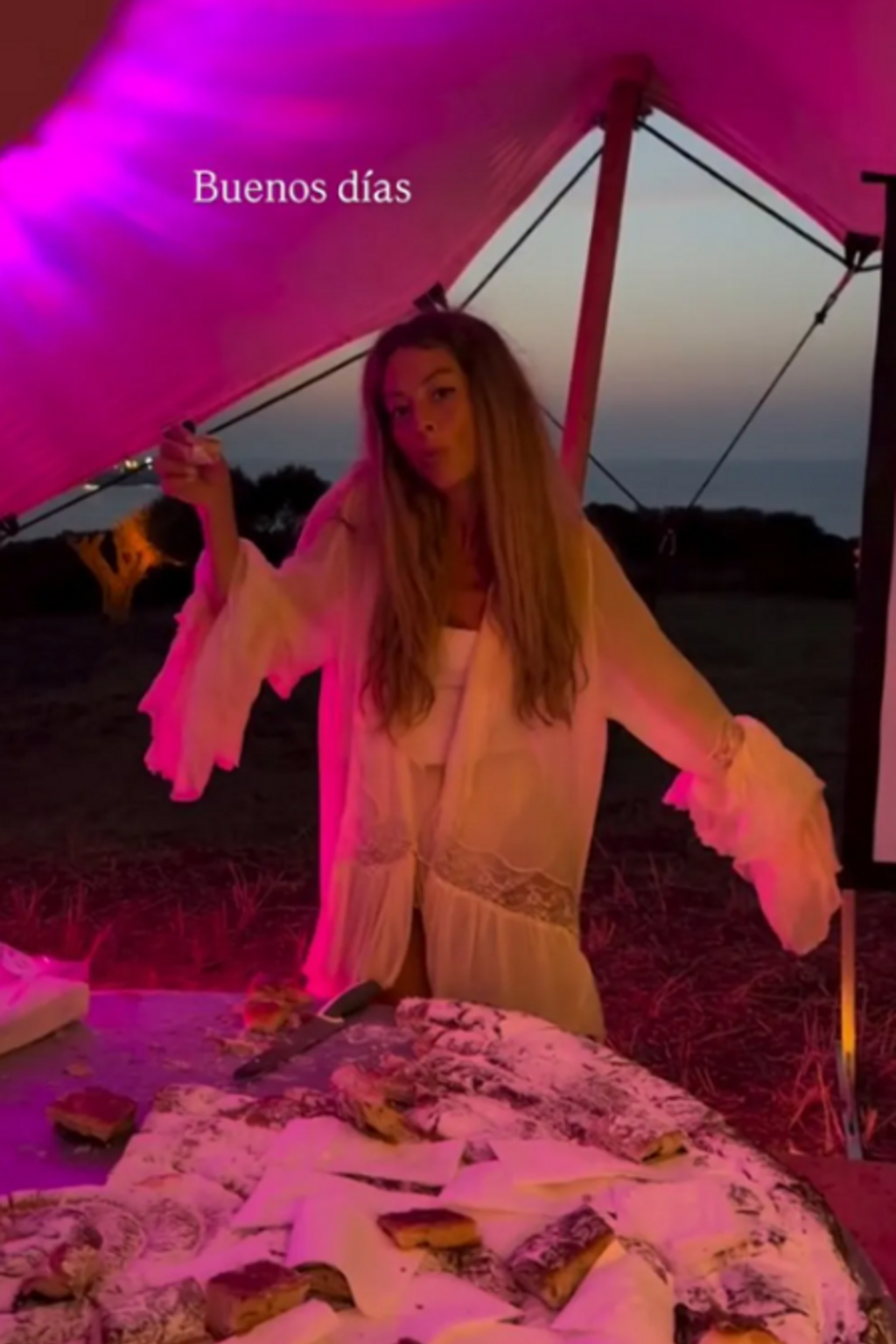 Belén Écija posando con su segundo vestido de novia