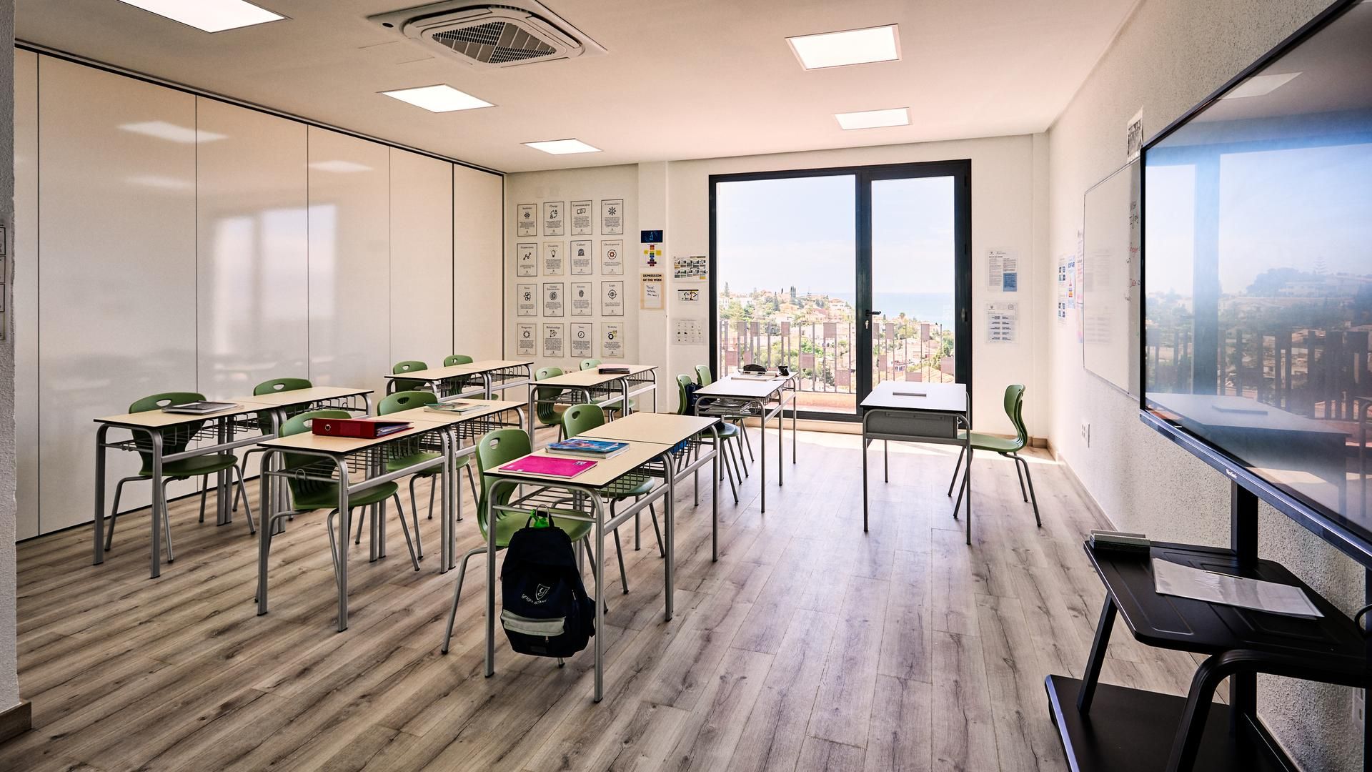 Detienen a un menor por acosar a varias chicas en Palma: tiró sus mesas por las ventanas del instituto