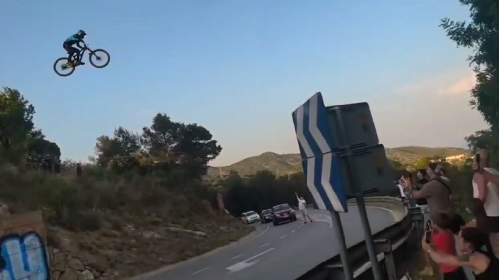 El peligroso salto en bicicleta por encima de una carretera en Barcelona