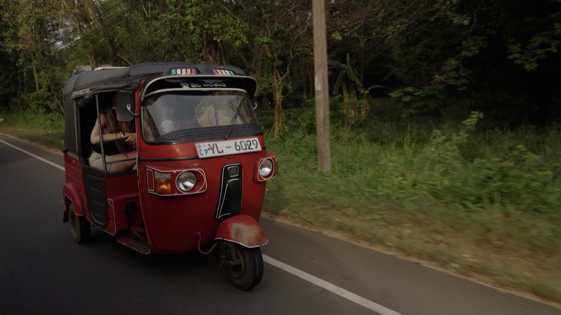 El tuk tuk, uno de los medios de transporte más utilizados para recorrer Sri Lanka
