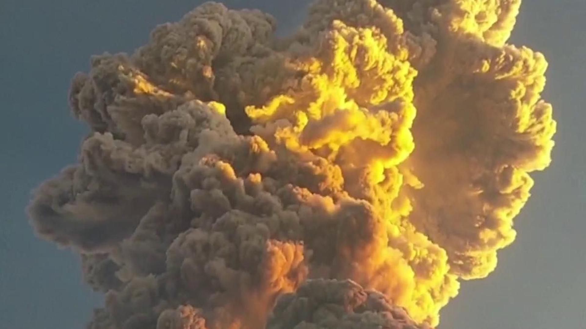 El volcán Lewotobi en Indonesia entra en erupción: activan las alertas por las cenizas expulsadas