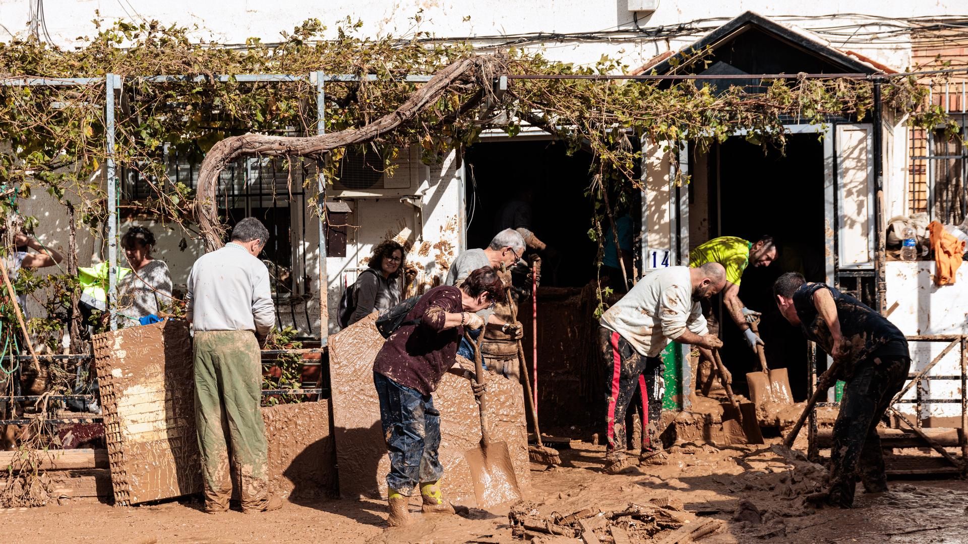 EuropaPress 6315431 vecinos voluntarios limpian estragos ocasionados dana noviembre 2024 utiel
