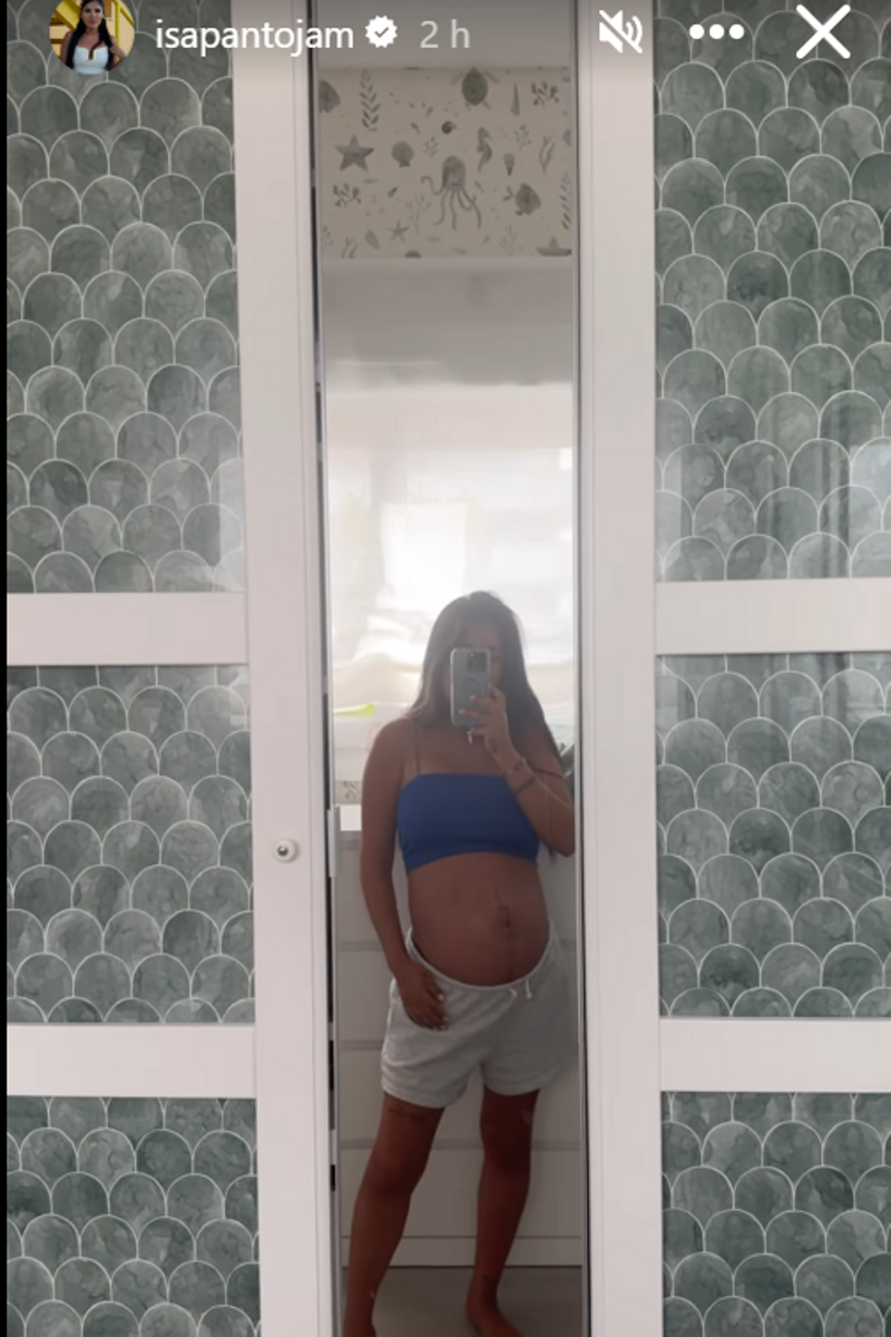 Isa Pantoja enseñando su tripita de embarazada