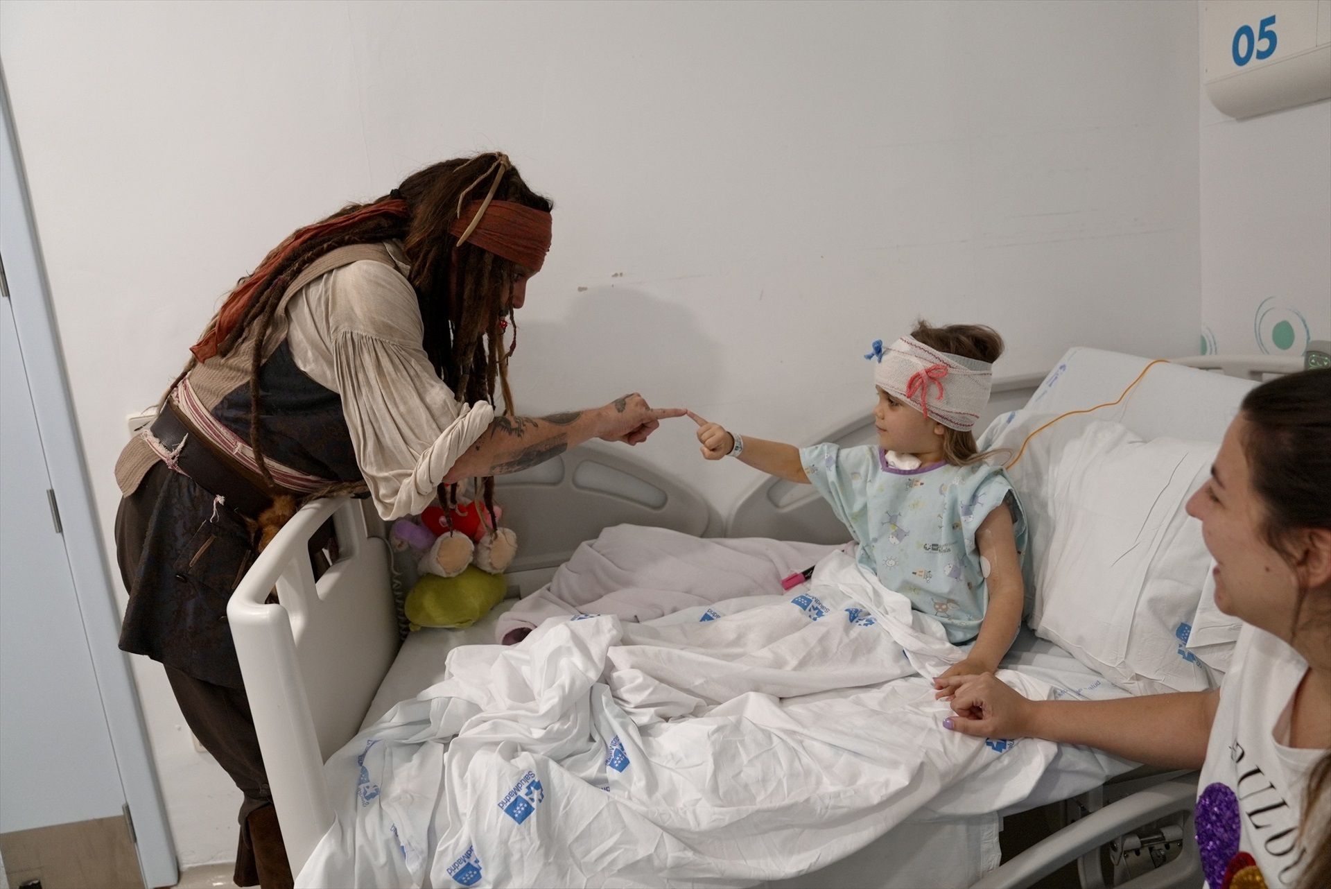 Johnny Depp sorprende a los pacientes oncologicos del Hospital Niño Jesús