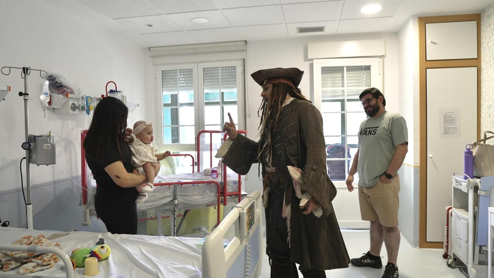 Johnny Depp visita a pacientes del Niño Jesús vestido de Jack Sparrow