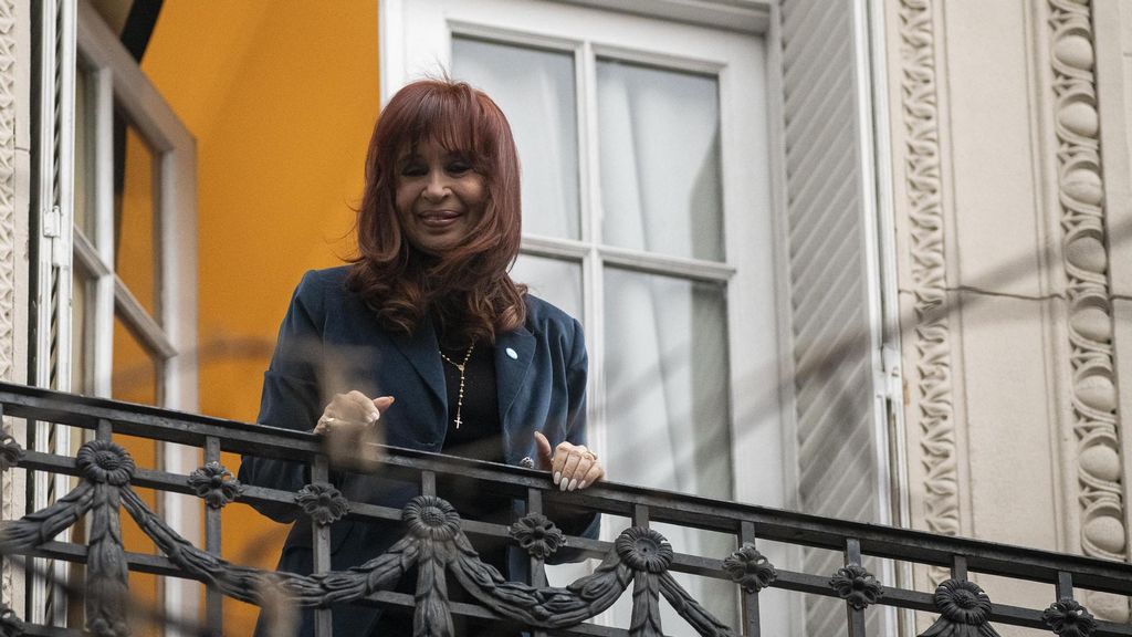 La expresidenta argentina Cristina Fernández de Kirchner en su casa