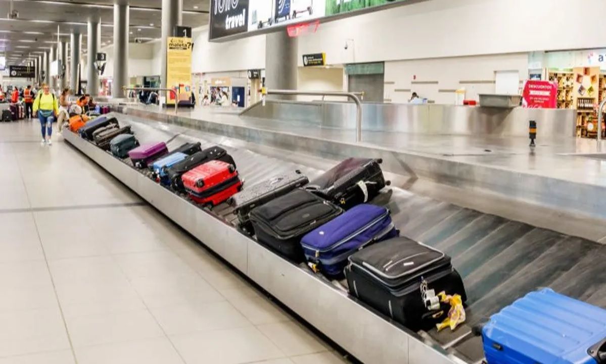 Maletas en la cinta transportadora de un aeropuerto