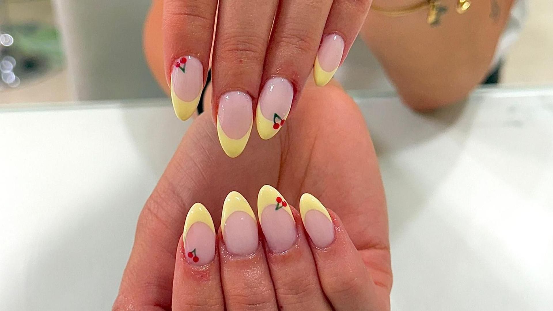 Manicura con nail art en amarillo de Le Salon Nails Manicura con nail art en amarillo de Le Salon Nails