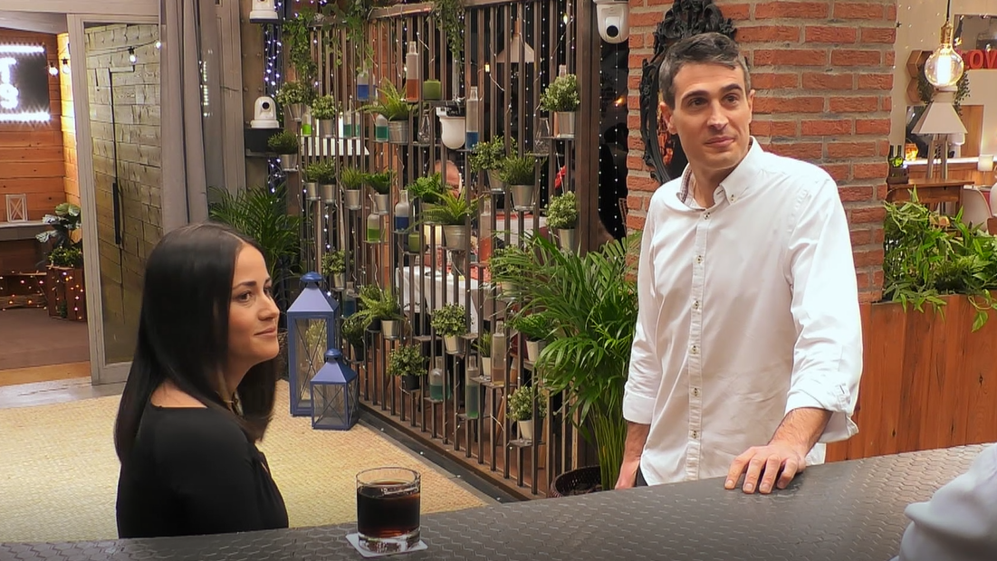 Manuel se viene arriba al ver a Victoria por primera vez en 'First Dates'