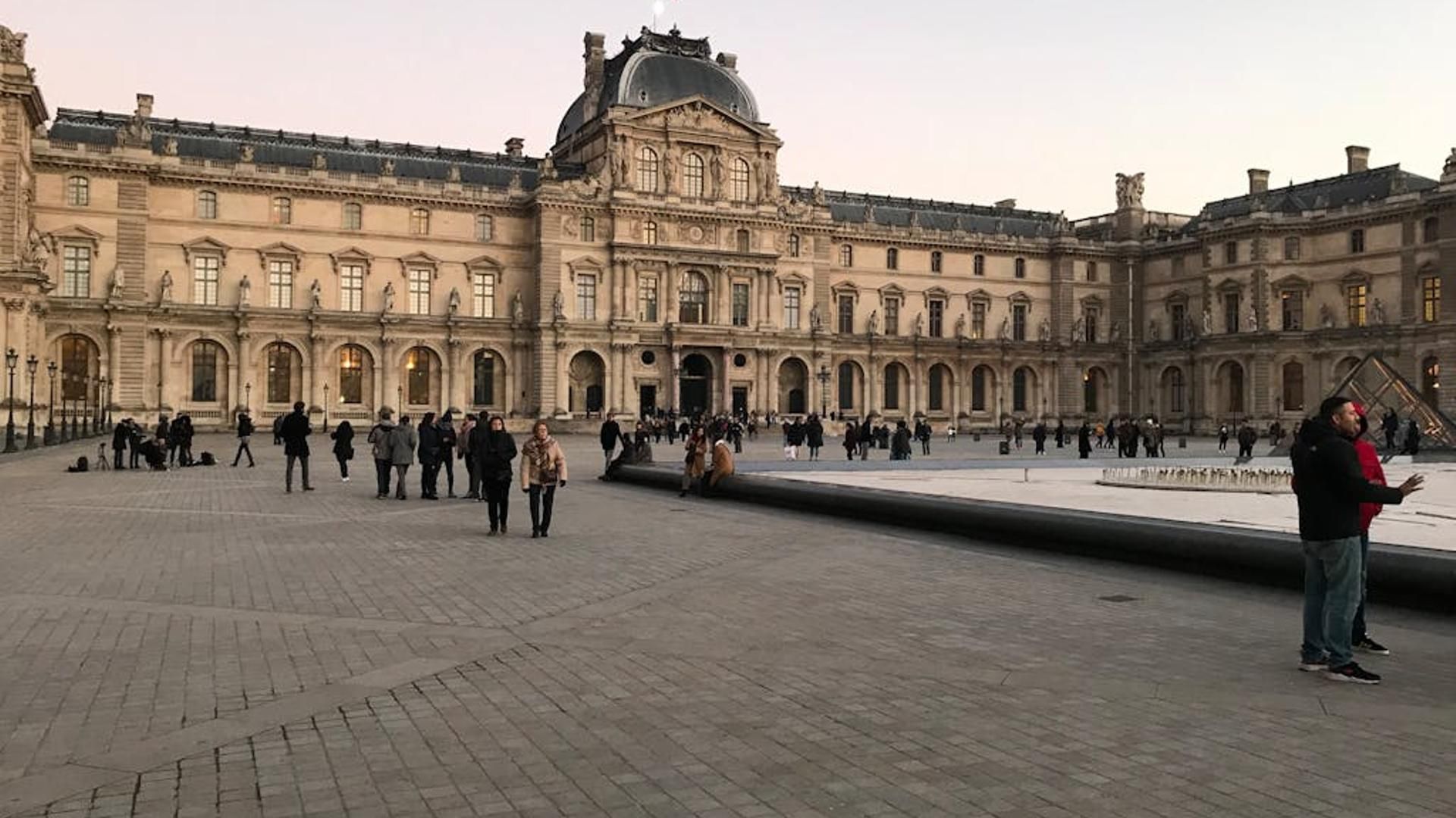 Patio Del Museo Del Louvre