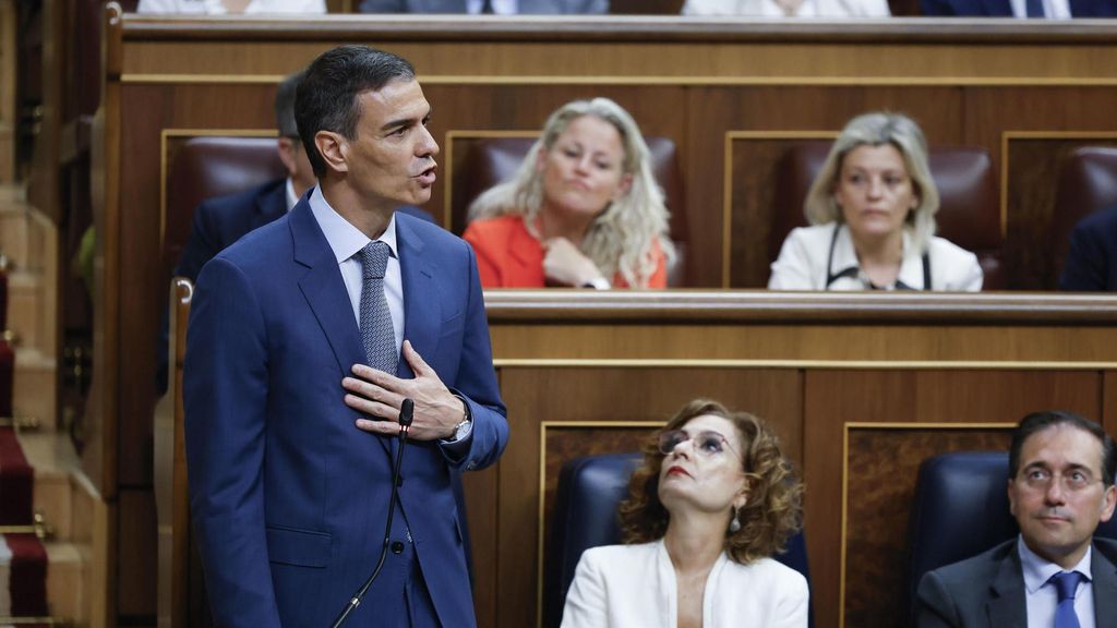 Gritos de "dimisión" a Pedro Sánchez en la primera sesión de control tras la caída de Santos Cerdán