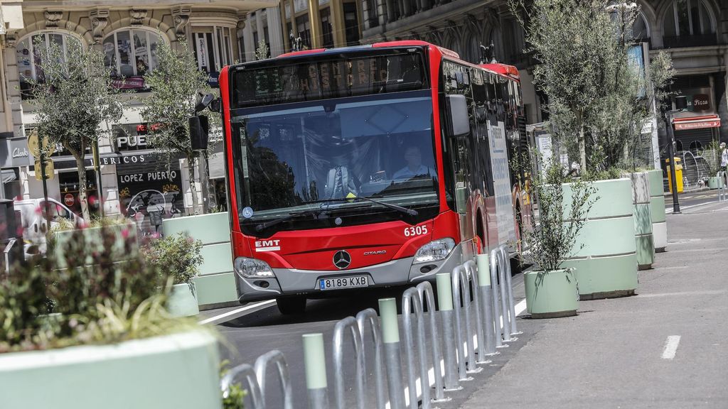 ROBER SOLSONA…20200522……VALENCIA…..EL BUS C1 PASA ENTRE LOS MACETEROS REPARTIDOS EN LA PLAZA DEL AYUNTAMNETO QUE DELIMITAN LA ZONA PARA VIANDANTES DEL CARRIL BUS.