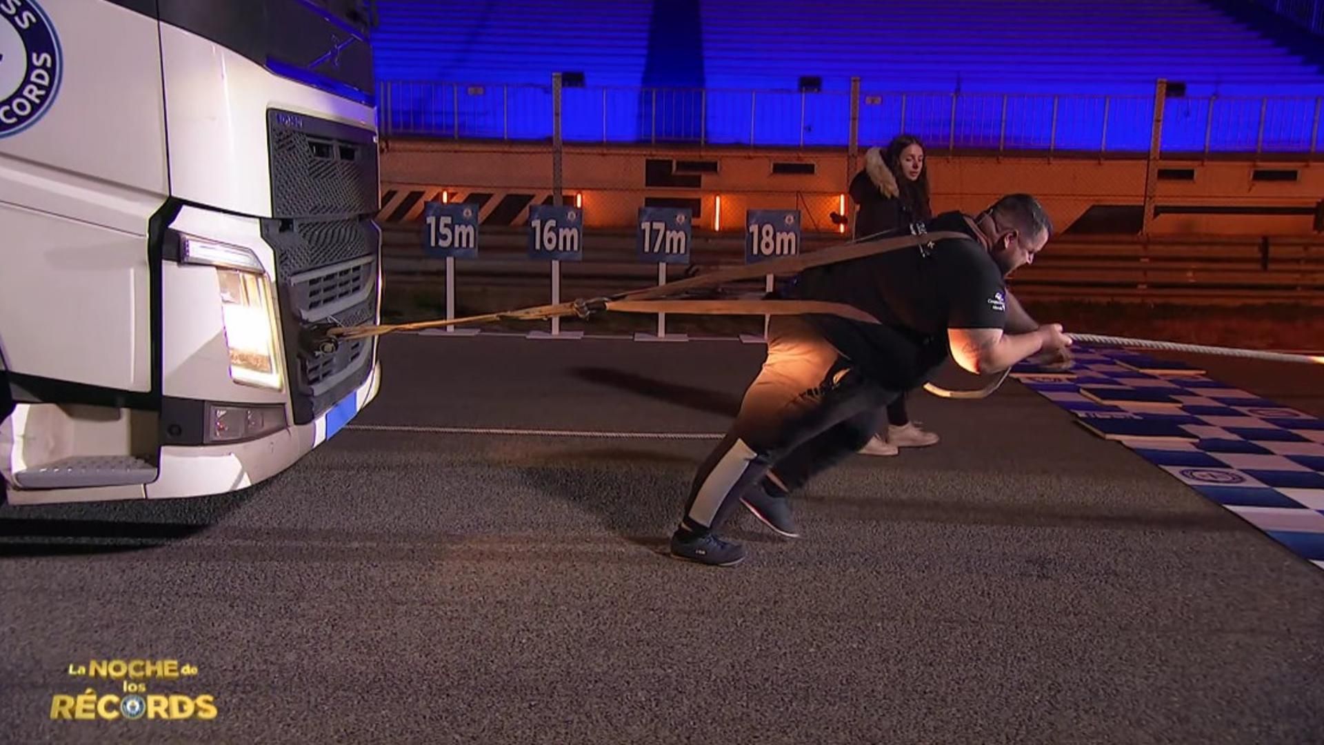 Roberto Perelló enmudece por completo el plató de 'La noche de los récords' tras arrastrar hasta tres tráilers de 53 toneladas