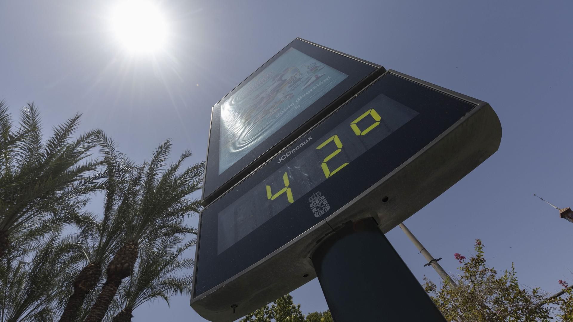 Termómetro de la Avenida Teniente Flomesta de Murcia marca 42 grados