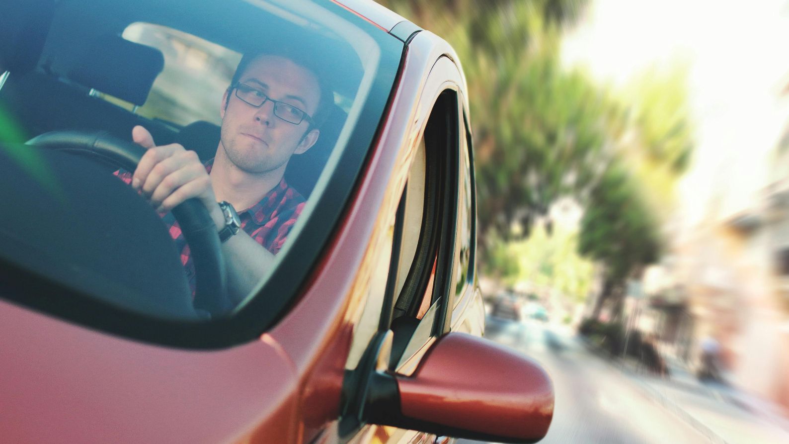 Un hombre conduciendo un coche Un hombre conduciendo un coche