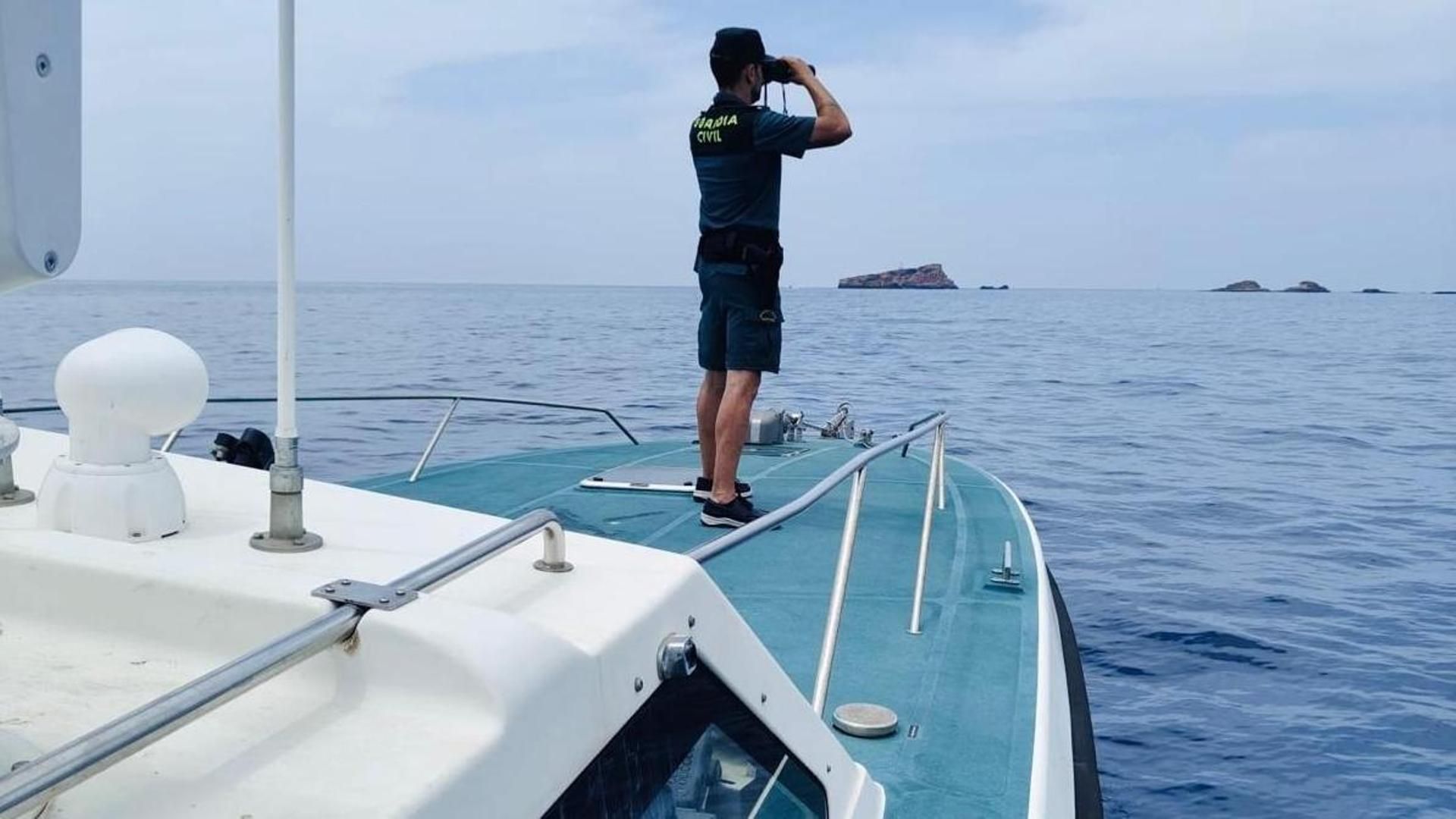 Una lancha de la Guardia Civil busca en la zona de Sa Dragonera, Mallorca, a la mujer desaparecida