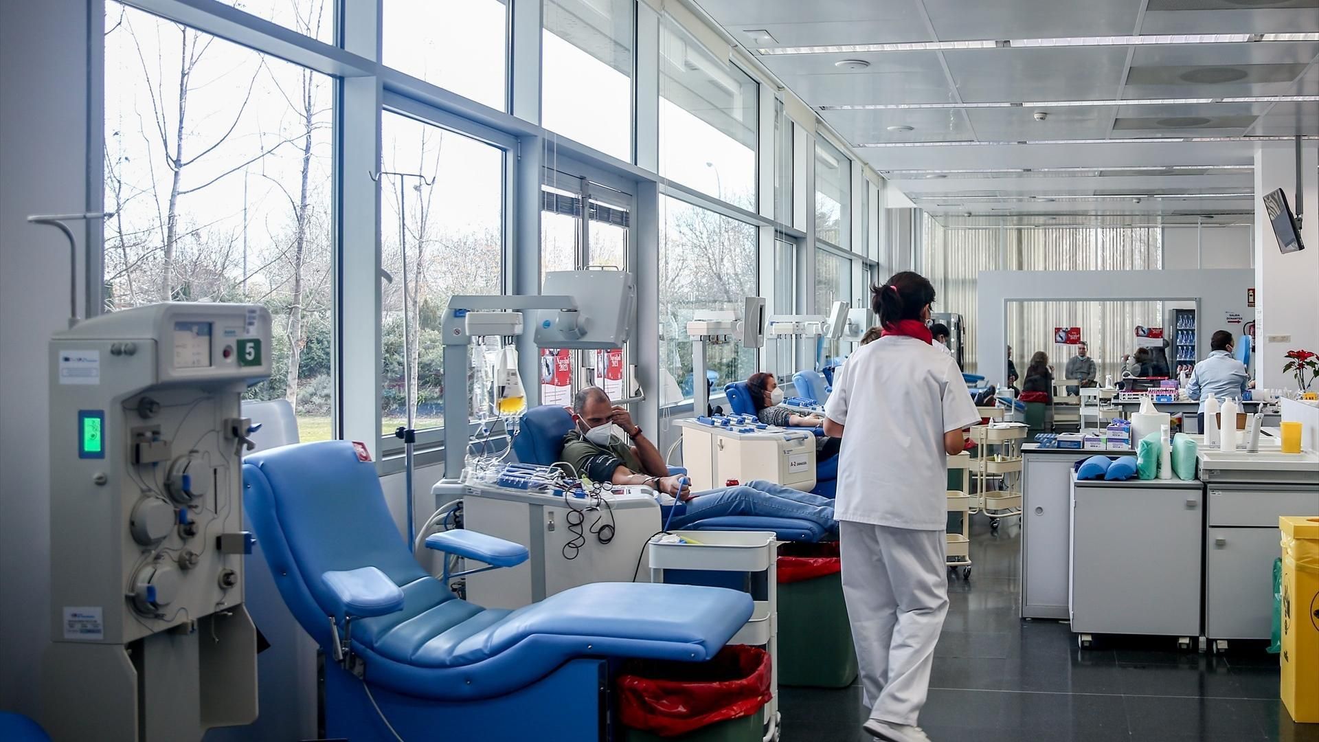 Varias personas en el centro de Transfusión de Valdebernardo en Madrid (España).