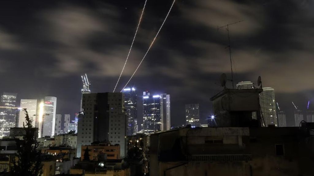 Vista aérea de Tel Aviv en la sexta noche de enfrentamientos con Irán