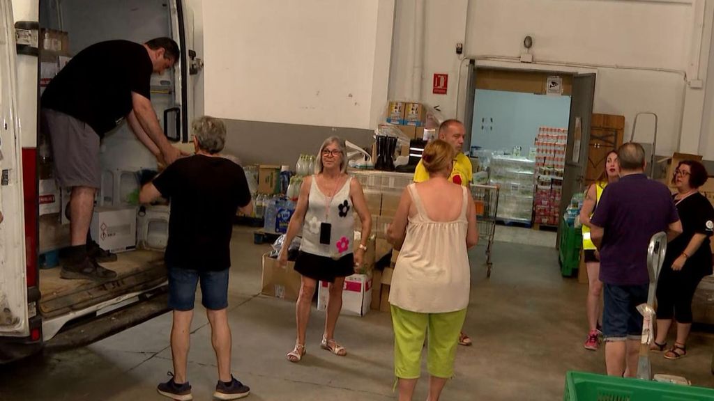 Afectados de la DANA de Valencia cargan una furgoneta con ayuda para los damnificados de Aragón