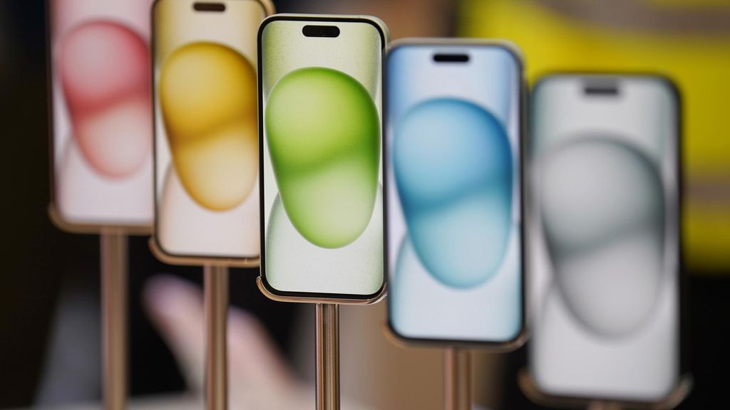 Archivo - 22 September 2023, United Kingdom, London: The new Apple iPhone 15 on display inside the tech giant's flagship store in Regent Street, central London. Photo: Jonathan Brady/PA Wire/dpa