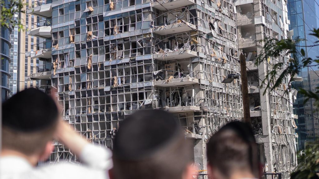 Israel vive su peor noche de bombardeos: los misiles iraníes dejan 30 heridos e impactan contra un hospital en el sur del país