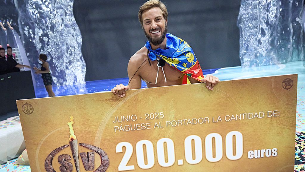 Borja con el ansiado cheque del premio de 'Supervivientes 2025'