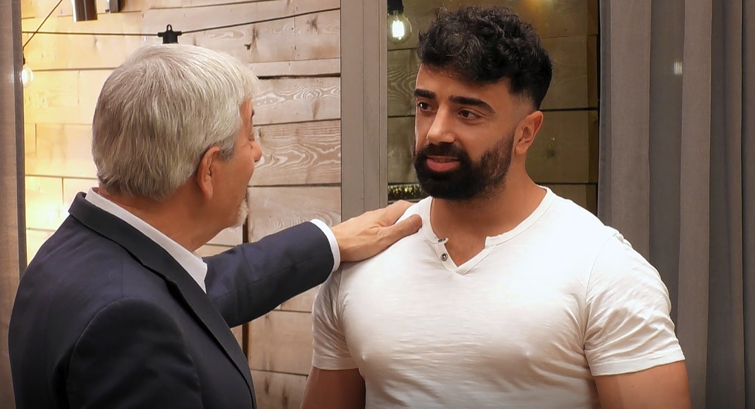 Carlos Sobera bromea con el físico de Gabriel al conocerle en 'First Dates'